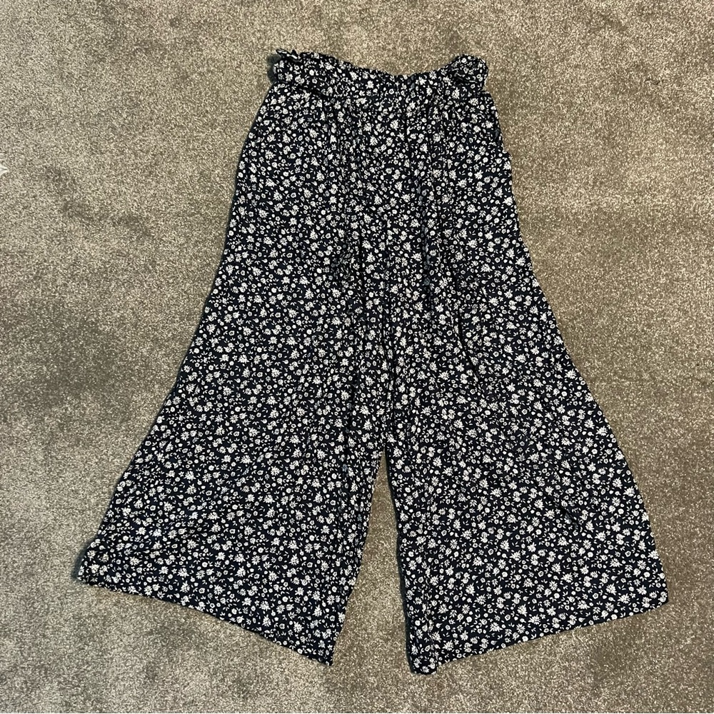 American Eagle Flowy Navy and White Floral Pants
